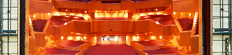 Maquinaria bajo escenario